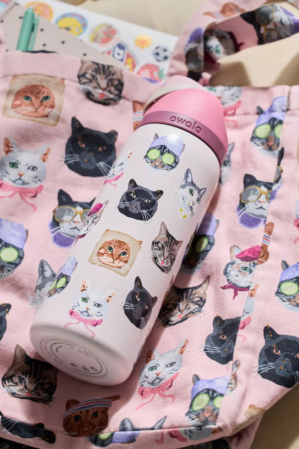 PRE-ORDEN Owala UO Exclusive Cat Collage FreeSip 32 oz Water Bottle