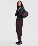 City Essentials Shoulder Bag 4L - Black Plum