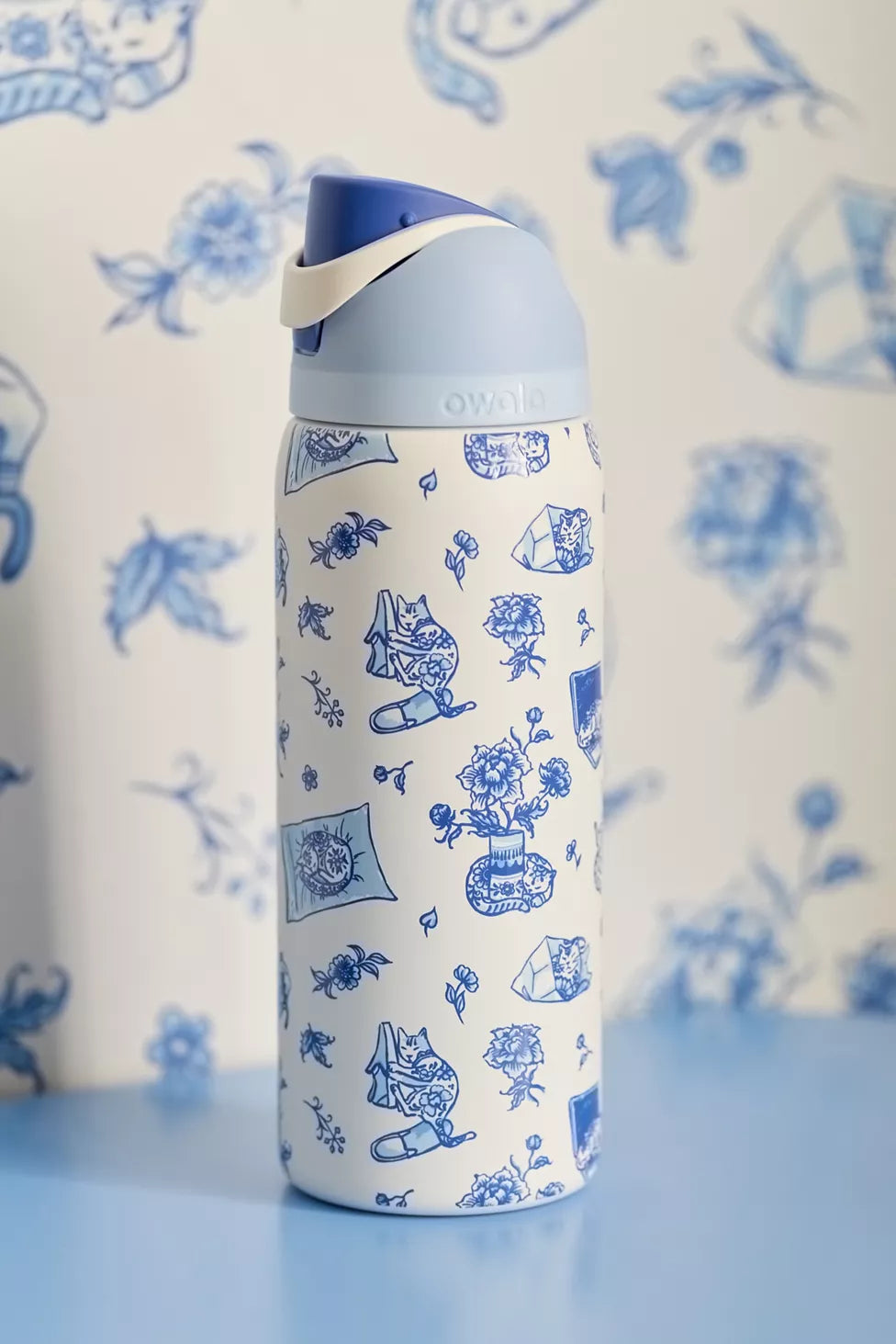 PRE-ORDEN Owala UO Exclusive Delft Cat Print FreeSip 32 oz Water Bottle